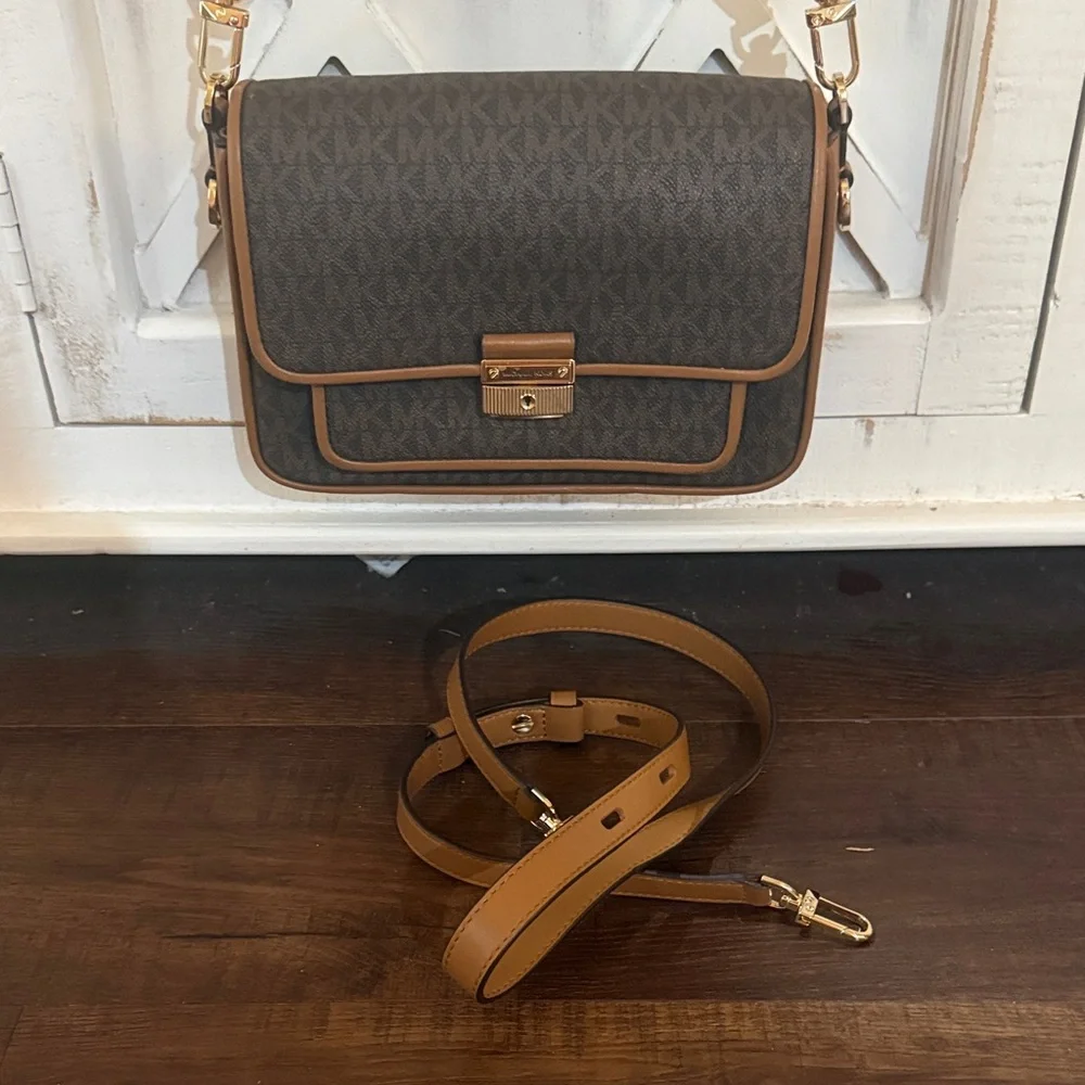 Michael Kors Bradshaw Brown Crossbody Bag - Picture 5 of 10